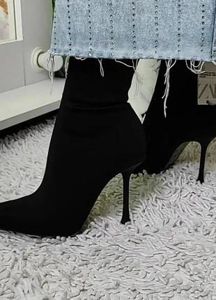 Чорні стрейчеві ботильйони шкарпетки на шпильці