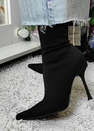 Чорні стрейчеві ботильйони шкарпетки на шпильці