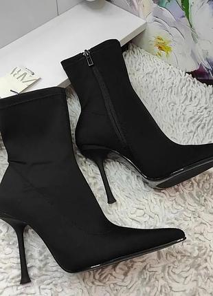 Чорні стрейчеві ботильйони шкарпетки на шпильці