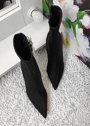 Чорні стрейчеві ботильйони шкарпетки на шпильці