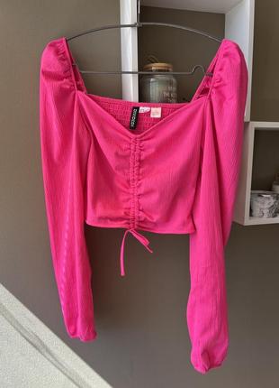 Мусліновий топ рожевий 🦩 блуза на затяжці декольте з об'ємними рукавами кроп топ із рукавом малиновий 🩷2 фото