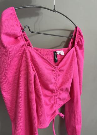 Мусліновий топ рожевий 🦩 блуза на затяжці декольте з об'ємними рукавами кроп топ із рукавом малиновий 🩷9 фото
