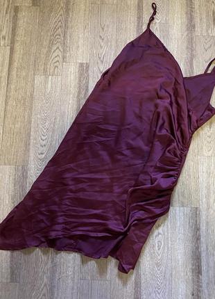 Нереальное атласное платье винного цвета с защипами2 фото