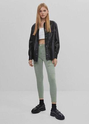 Джинсы скинни карго bershka