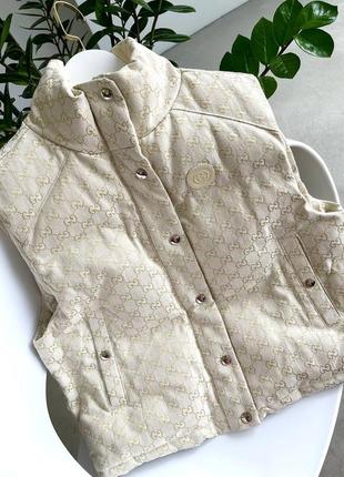 Жилетка стиль gucci молочная и черная текстильная с карманами на кнопках