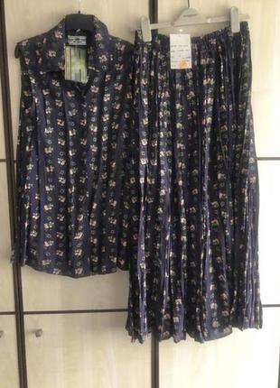 Костюм зі спідницею плісирування