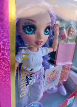 Кукла rainbow high junior high pj party виолетта с аксессуарами  вайлет violet пижамная4 фото