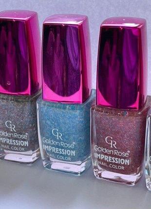 Лак для нігтів з блискітками.