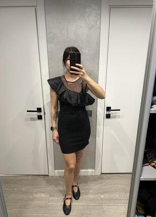 Черное платье платье с воланами boohoo
