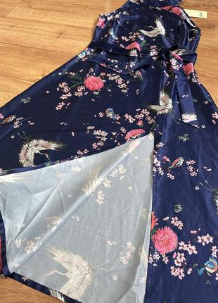 Платье yumi с атласным принтом с журавликом с разрезом на ноге новенькое s4 фото