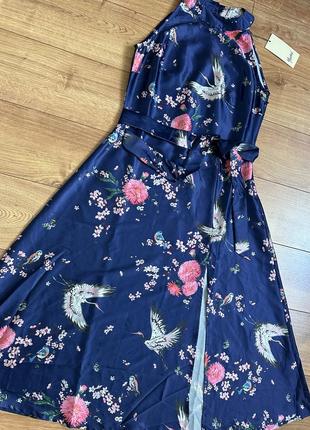 Платье yumi с атласным принтом с журавликом с разрезом на ноге новенькое s2 фото