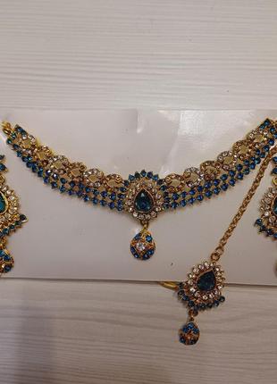 Комплект под золото с красными камнями колье, тикка , сережки