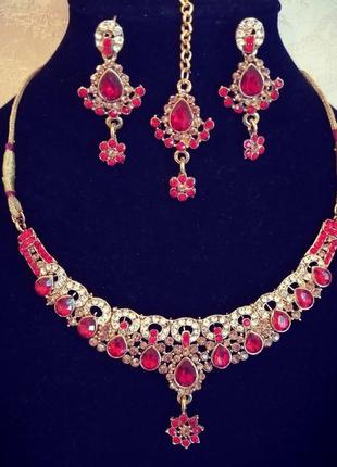 Комплект под золото с красными камнями колье, тикка , сережки