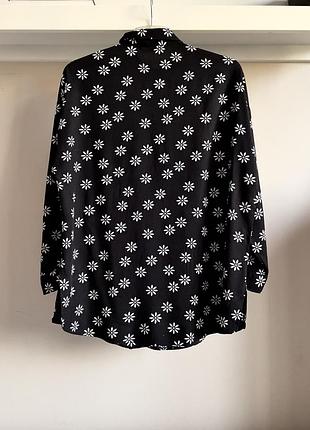Натуральна чорна сорочка-оверсайз в ромашки2 фото