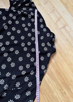 Натуральна чорна сорочка-оверсайз в ромашки8 фото