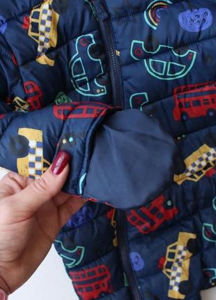 Классный демисезонный утепленный комбинезон на синтепоне в красивый принт с машинками...
