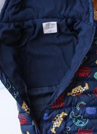 Классный демисезонный утепленный комбинезон на синтепоне в красивый принт с машинками...