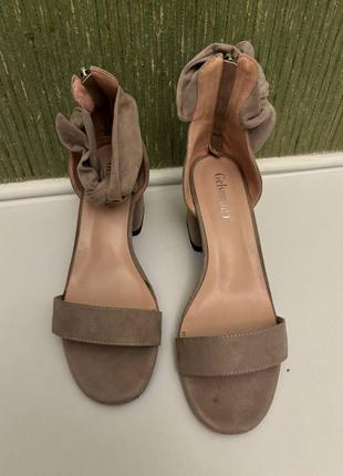 Шкіряні босоніжки