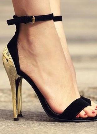 Босоніжки на золотих підборах zara