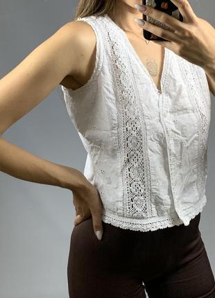 Біла бавовняна желетка з вишивкою