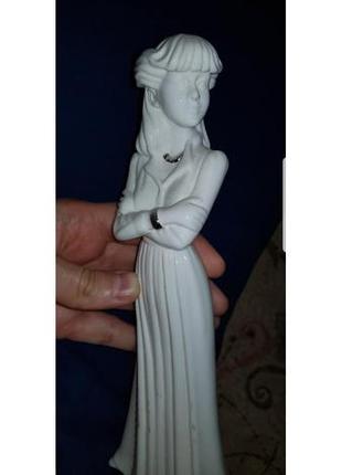Витончена фарфорова статуетка