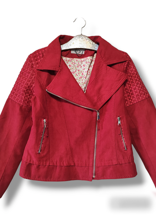 Женская красная куртка косуха