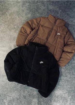 Коротка жіноча куртка