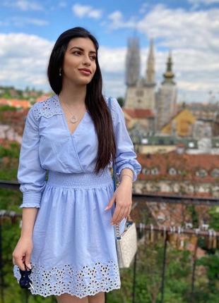 Нежно-голубое платье zara с вышивкой s-m-l