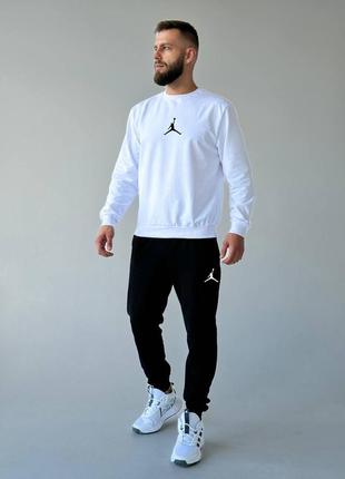 Чоловічий спортивний костюм