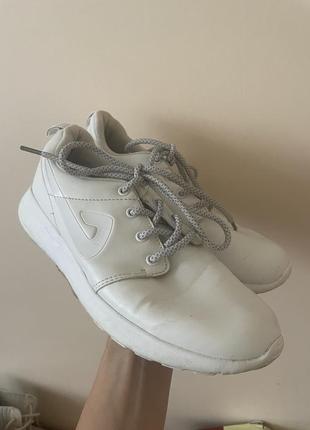 Жіночі кросівки