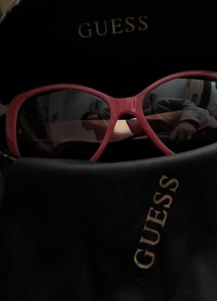 Очки guess в футляре с фирменной салфеткой.