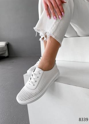 Белые базовые женские кроссовки кеды мокасины с сквозной перфорацией из натуральной кожи кожаные кроссовки кеды мокасины с перфорацией8 фото