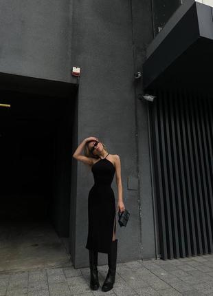 Ідеальна чорна сукня, яка підкреслить твою фігуру..🤤10 фото