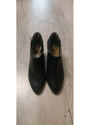 Черевики на каблучку фірми clarks