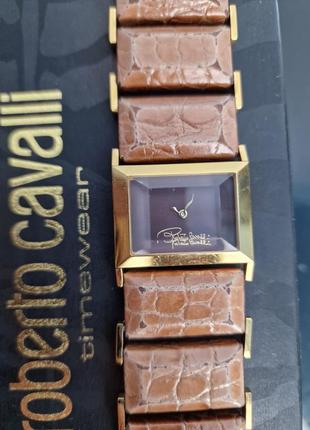 Часы roberto cavalli с кожей крокодилааллигатор с подписью роберто кавалли