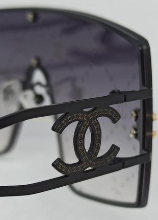 Очки в стиле chanel маска женские солнцезащитные серый градиент в черном металле с логотипом бренда на линзах9 фото