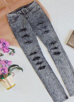 Классные джинсы стрейчевые с гипюром в разрезах2 фото