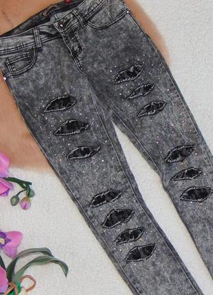 Классные джинсы стрейчевые с гипюром в разрезах4 фото