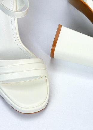 Стильные на высоком каблуке женские классические с застежкой босоножки цвет белый5 фото