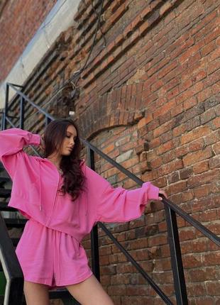 Костюм з худі та вільними шортами малина, молоко і чорний