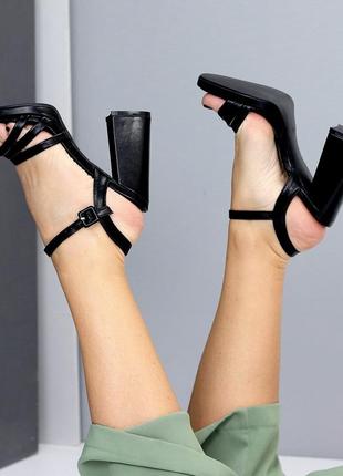 Черные женские босоножки на каблуке каблуке с цепочками перепонками6 фото