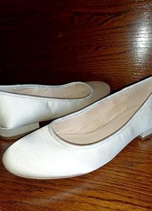 Сатинові туфлі балетки на невеликому підборі для весілля, випускного