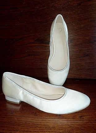 Сатинові туфлі балетки на невеликому підборі для весілля, випускного