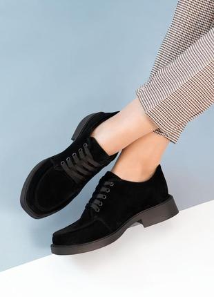 Жіночі замшеві туфлі зі шнурком