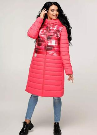 Зимняя женская розовая куртка с принтом
