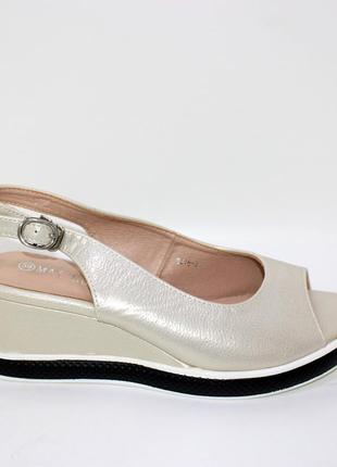 Стильные женские пудро-серебристые босоножки на танкетке кожаные, экокожа,женская летняя обувь5 фото
