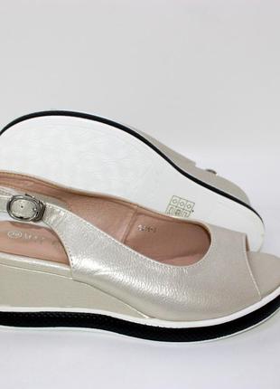 Стильные женские пудро-серебристые босоножки на танкетке кожаные, экокожа,женская летняя обувь4 фото