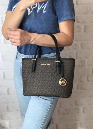 Сумка жіноча michael kors оригінал jet set travel extra-small logo top-zip tote bag коричнева в лого9 фото