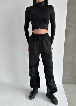 Крутой женский костюм лонгслив на микродайвинге и брюки из плащёвки стильный весенний комплект кэжуал2 фото