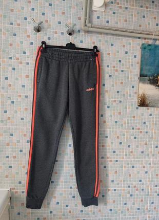 Спортивные штаны adidas.